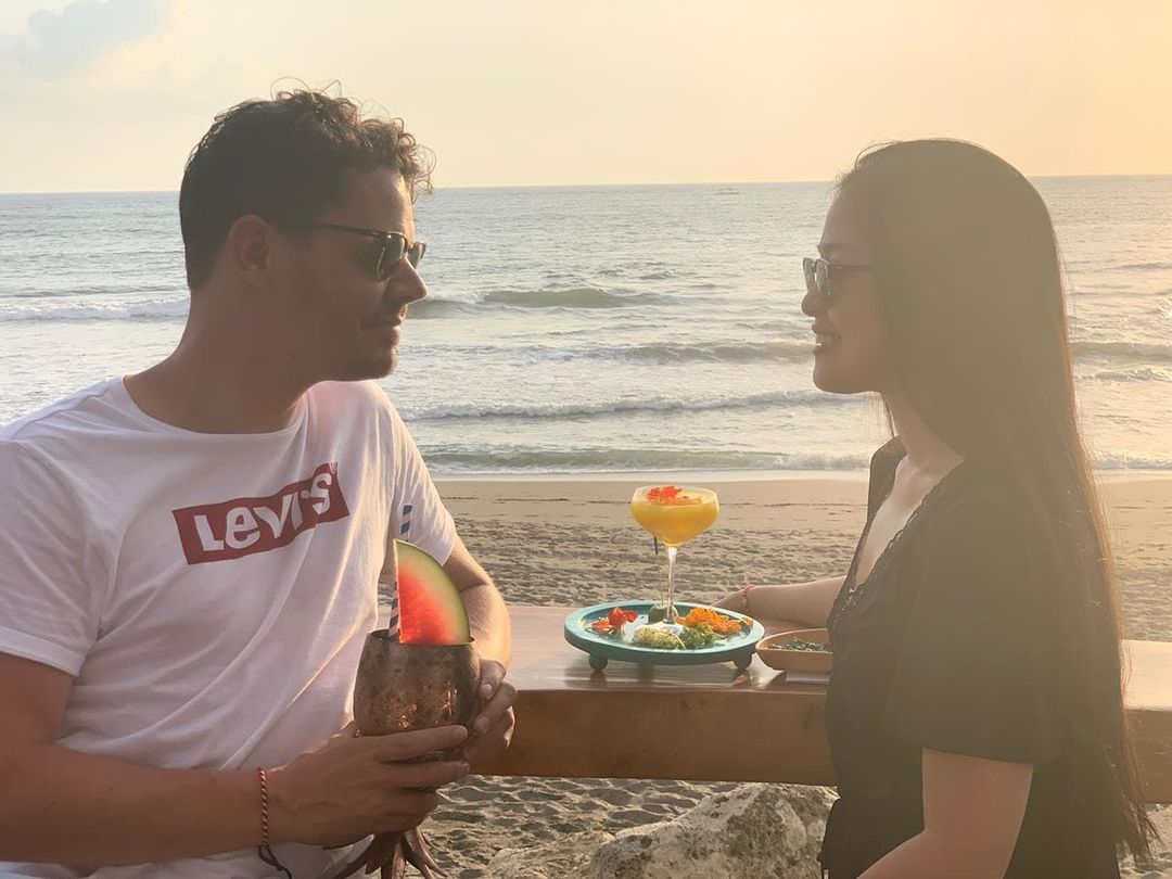 Romantis! Gracia Indri Rayakan Ultah Kekasihnya Sambil Makan di Bali