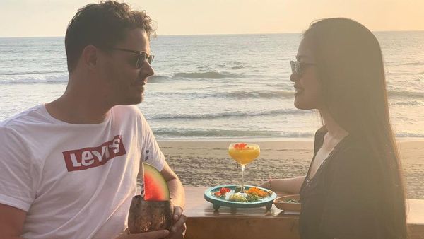 Romantis! Gracia Indri Rayakan Ultah Kekasihnya Sambil Makan di Bali