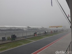 Sandiaga Sebut Pawang Tak Sanggup Usir Hujan di Mandalika