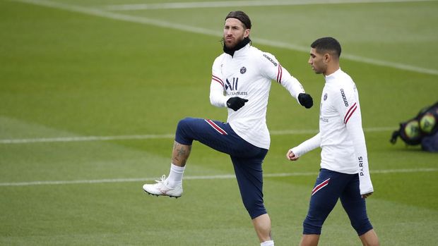 Soccer Football - Ligue 1 - Paris St Germain Training - Ooredoo Training Centre, Saint-Germain-en-Laye, France - November 19, 2021  Paris St Germain's Sergio Ramos and Achraf Hakimi during training REUTERS/Gonzalo Fuentes