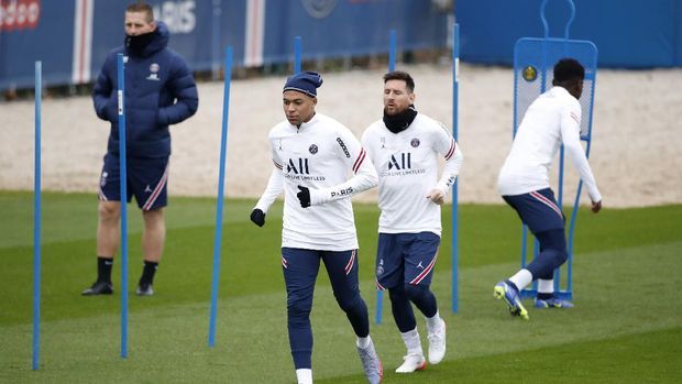 Soccer Football - Ligue 1 - Paris St Germain Training - Ooredoo Training Centre, Saint-Germain-en-Laye, France - November 19, 2021  Paris St Germain's Kylian Mbappe and Lionel Messi during training REUTERS/Gonzalo Fuentes