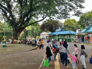 Gelar Tikar-Bikin Kerumunan, Pengunjung Ragunan Dibubarkan Petugas