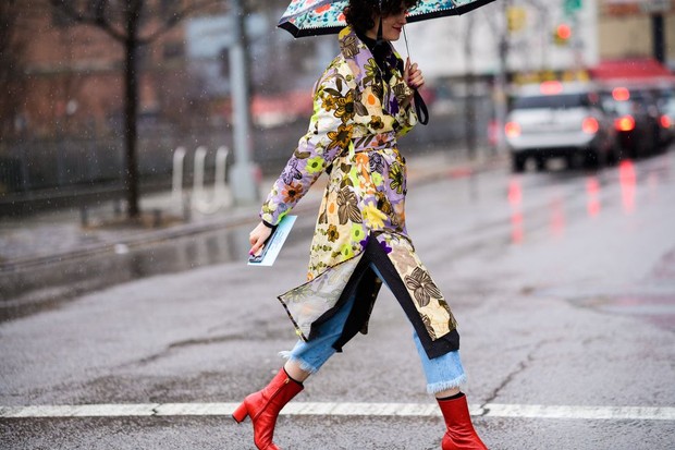 Tampil stylish di bawah payung/elle.com