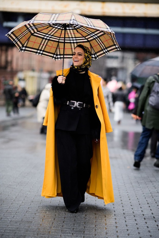 Tampil stylish di bawah payung/elle.com