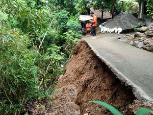 BPBD Bantul: 12 Titik Longsor di Imogiri dalam Semalam BPBD Bantul: 12 Titik Longsor di Imogiri dalam Semalam