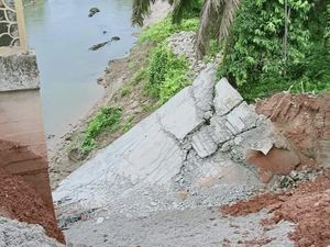 Dibangun Oktober, Tembok Penahan Tebing Rp 1,6 M di Sumut Sudah Runtuh Dibangun Oktober, Tembok Penahan Tebing Rp 1,6 M di Sumut Sudah Runtuh