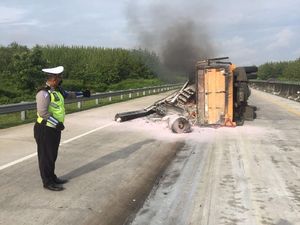 Truk Pecah Ban-Terguling di Tol Ngawi-Kertosono, Muatan Sempat Terbakar Truk Pecah Ban-Terguling di Tol Ngawi-Kertosono, Muatan Sempat Terbakar
