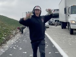 Hayo Lho! Geger Hujan Duit di Tol AS, Warga yang Ambil Harus Balikin