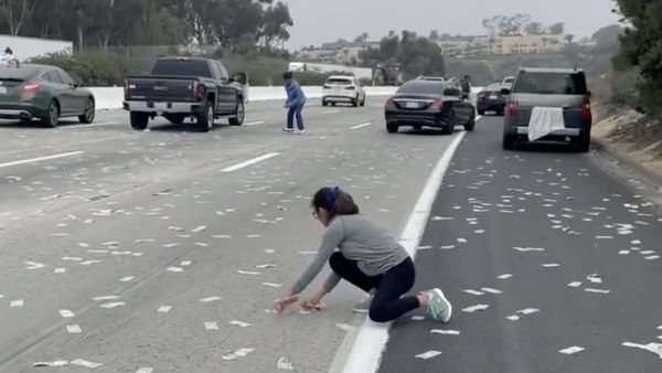 Hujan Duit di Jalan Tol Bikin Macet