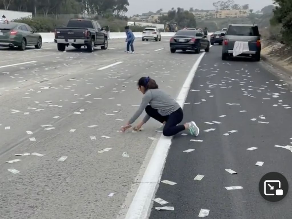 Deretan Hujan Duit di Jalan Bikin Geger, Ada yang Pakai Dolar! Deretan Hujan Duit di Jalan Bikin Geger, Ada yang Pakai Dolar!