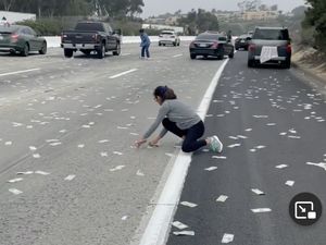 Deretan Hujan Duit di Jalan Bikin Geger, Ada yang Pakai Dolar! Deretan Hujan Duit di Jalan Bikin Geger, Ada yang Pakai Dolar!