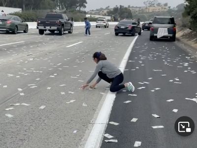 Hujan Duit di Jalan Tol Bikin Macet