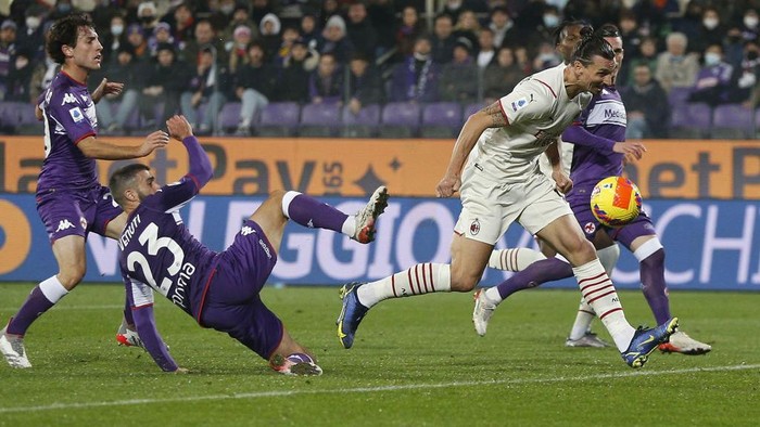 FLORENCE, ITALY - NOVEMBER 20: Zlatan Ibrahimovic of AC Milan in action during the Serie A match between ACF Fiorentina and AC Milan at Stadio Artemio Franchi on November 20, 2021 in Florence, Italy.  (Photo by Gabriele Maltinti/Getty Images)