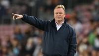 Tak hanya di liga Inggris, pemecatan pelatih juga dilakukan di sejumlah klub bola liga Spanyol. Salah satunya adalah Ronald Koeman yang harus meninggalkan posisinya sebagai pelatih Barcelona usai dipecat pada 27 Oktober 2021 lalu. Koeman tak mampu mengelak dari pemecatan usai serangkaian hasil buruk yang diraih Barcelona pada musim ini. David Ramos/Getty Images.