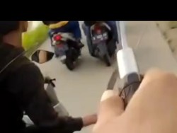 Heboh Pemuda Acungkan Celurit Kejar Pemotor di Serang