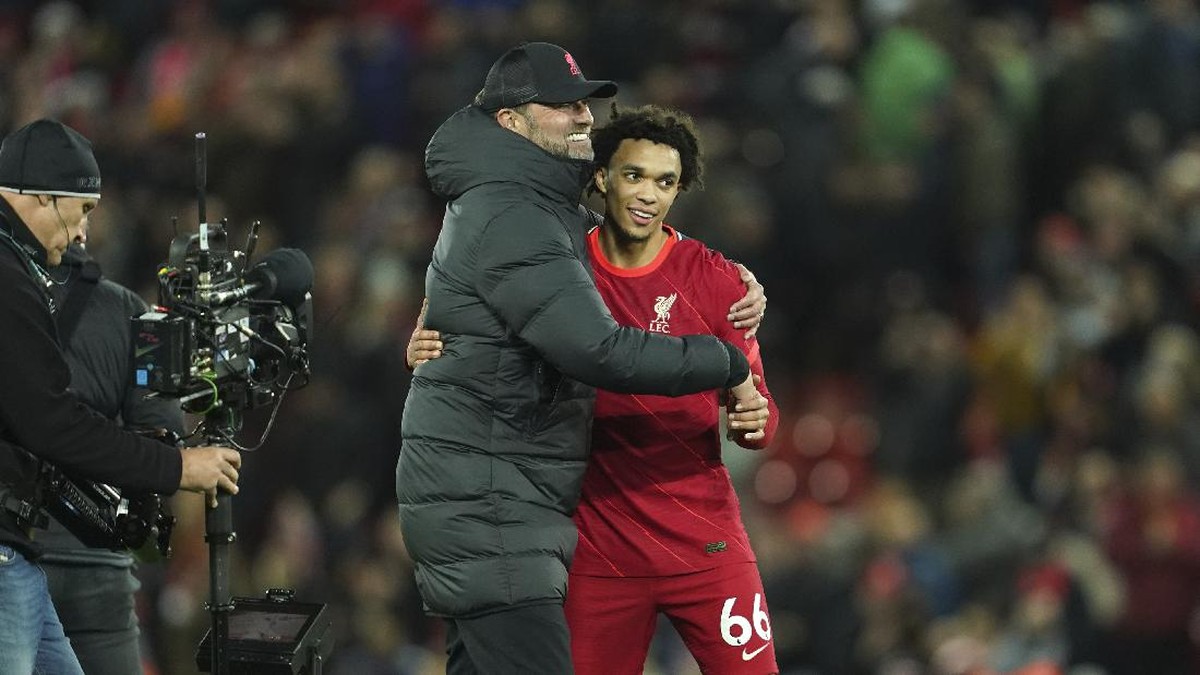 Juergen Klopp dan Trent Alexander-Arnold. (Foto: AP/Jon Super)