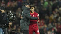 Trent Alexander-Arnold. Masa depan TAA langsung santer dispekulasikan seiring pengumuman Klopp pergi akhir musim nanti. Kontraknya masih sampai 2025, dengan sejumlah klub santer dispekulasikan memantau situasi. Foto: AP/Jon Super