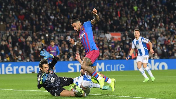 BARCELONA, SPAIN - NOVEMBER 20: Memphis Depay of FC Barcelona is tackled by Leandro Cabrera of Espanyol leading to a penalty awarded to Barcelona during the La Liga Santander match between FC Barcelona and RCD Espanyol at Camp Nou on November 20, 2021 in Barcelona, Spain. (Photo by David Ramos/Getty Images)