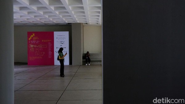 Jakarta Biennale 2021 lebih memiliki pada makna pembacaan persoalan kini, bagaimana masyarakat memandang esok atau the future. Jakarta Biennale 2021 lebih memiliki pada makna pembacaan persoalan kini, bagaimana masyarakat memandang esok atau the future.