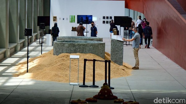 Pengunjung melihat pameran Jakarta Biennale di Museum Nasional, Jalan Medan Merdeka Barat, Jakarta Pusat, Minggu (21/11/2021). Pengunjung melihat pameran Jakarta Biennale di Museum Nasional, Jalan Medan Merdeka Barat, Jakarta Pusat, Minggu (21/11/2021).