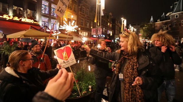 Protestors gather at Cafe del Mondo during demonstrations against coronavirus disease (COVID-19) measures in Amsterdam, Netherlands, November 20, 2021. REUTERS/Eva Plevier