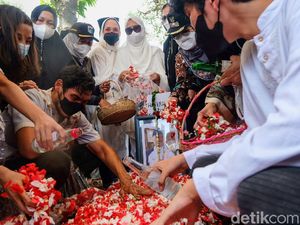 Suasana Haru Selimuti Pemakaman Legenda Bulutangkis Verawaty Fajrin Suasana Haru Selimuti Pemakaman Legenda Bulutangkis Verawaty Fajrin