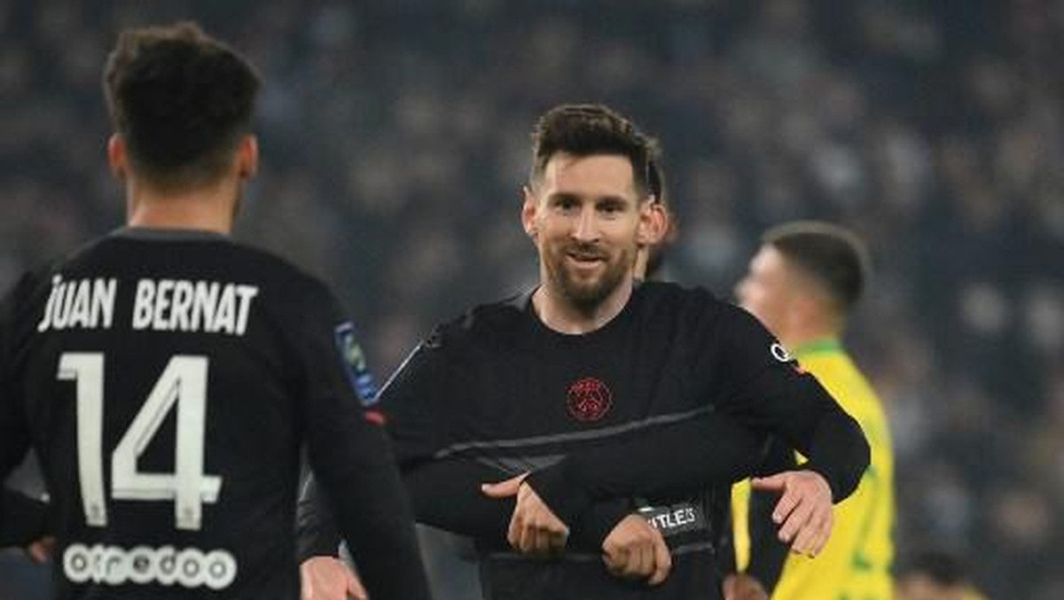 Para pemain PSG merayakan gol Messi di laga ini. Foto: AFP/FRANCK FIFE