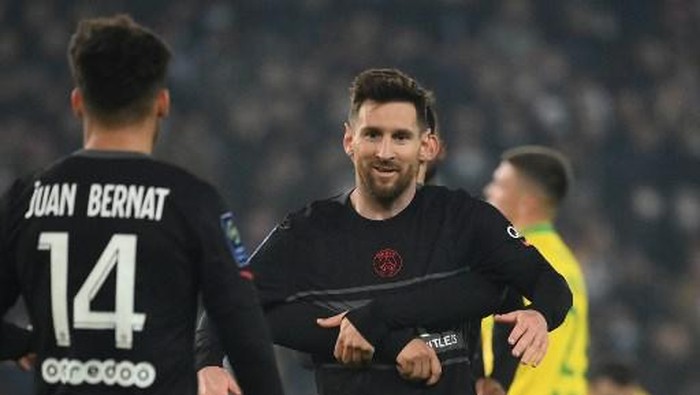 Paris Saint-Germains Argentinian forward Lionel Messi (C) is congratulated by teammates after scoring his first goal during the French L1 football match between Paris-Saint Germain (PSG) and FC Nantes at The Parc des Princes Stadium in Paris on November 20, 2021. (Photo by FRANCK FIFE / AFP)