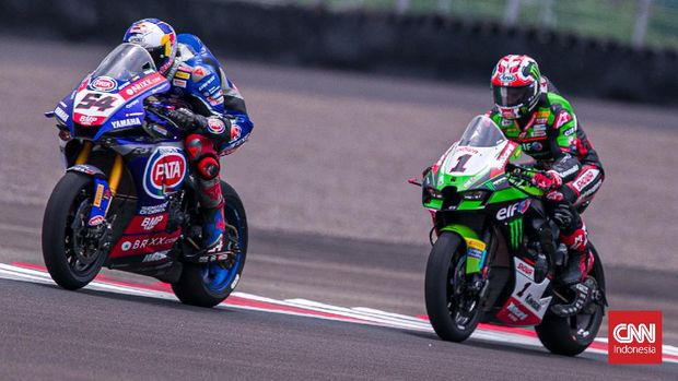 Pembalap tim Pata Yamaha With Brixx WorldSBK Toprak Razgatlioglu (kiri) dan pembalap tim Kawasaki Racing WorldSBK Jonathan Rea (kanan) memacu motornya dalam race 1 WorldSBK seri Indonesia 2021 di Pertamina Mandalika International Street Circuit, Lombok Tengah, Nusa Tenggara Barat (NTB), Minggu (21/11/2021). Toprak Razgatlioglu berhasil menjadi juara dunia WSBK 2021. (CNNIndonesia/Adi Ibrahim)