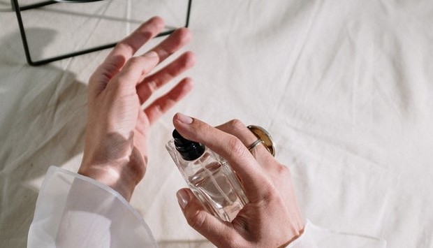 Ilustrasi memakai parfum/Pexels.com/cottonbro