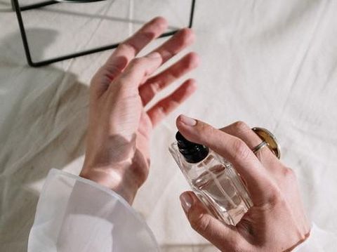 Ilustrasi memakai parfum/Pexels.com/cottonbro