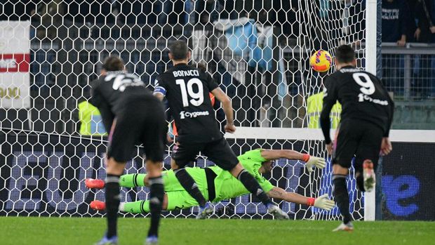 ROME, ITALY - NOVEMBER 20: Leonardo Bonucci of Juventus scoring a opening goal a penalty during the Serie A match between SS Lazio and Juventus at Stadio Olimpico on November 20, 2021 in Rome, Italy. (Photo by Marco Rosi - SS Lazio/Getty Images)
