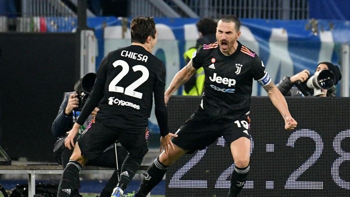 ROME, ITALY - NOVEMBER 20: Leonardo Bonucci of Juventus celebrates after scoring the frist goal of his team with his teammatesduring the Serie A match between SS Lazio and Juventus at Stadio Olimpico on November 20, 2021 in Rome, Italy. (Photo by Marco Rosi - SS Lazio/Getty Images)