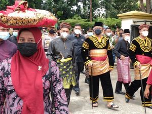 Atasi Karhutla, Kapolda Riau Dapat Gelar Adat Datuk Bandaro Alam