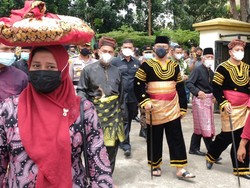 Atasi Karhutla, Kapolda Riau Dapat Gelar Adat Datuk Bandaro Alam