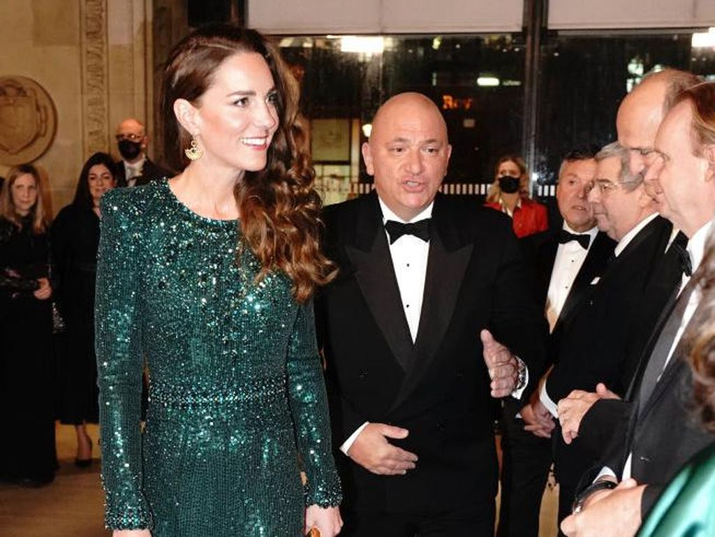 8 Foto Kate Middleton Tampil Beda dengan Rambut Keriting, Makin Mempesona