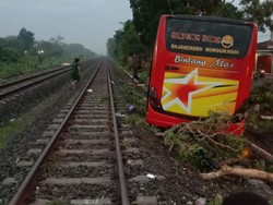 Bus Oleng hingga Tabrak Palang Pintu Rel Kereta Api di Bojonegoro
