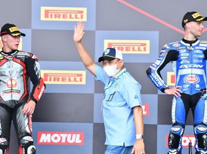 Bamsoet Naik Podium Beri Trofi Pemenang WorldSSP 2021