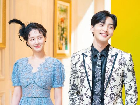 Koleksi dress Park Gyu Young di drama Dali and Cocky Prince yang cocok untuk momen Natal dan Tahun Baru. Foto: Instagram.com/kbsdrama