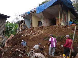 Diterjang Longsor, Sebuah Rumah di Kuningan Rusak Berat