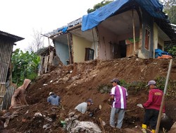 Diterjang Longsor, Sebuah Rumah di Kuningan Rusak Berat