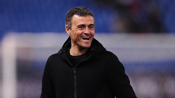 MADRID, SPAIN - FEBRUARY 01:  Head coach Luis Enrique of FC Barcelona looks on before the start of the Copa del Rey Semi-final First Leg match between Atletico Madrid and FC Barcelona at Vincente Calderon on February 1, 2017 in Madrid, Spain.  (Photo by Denis Doyle/Getty Images)