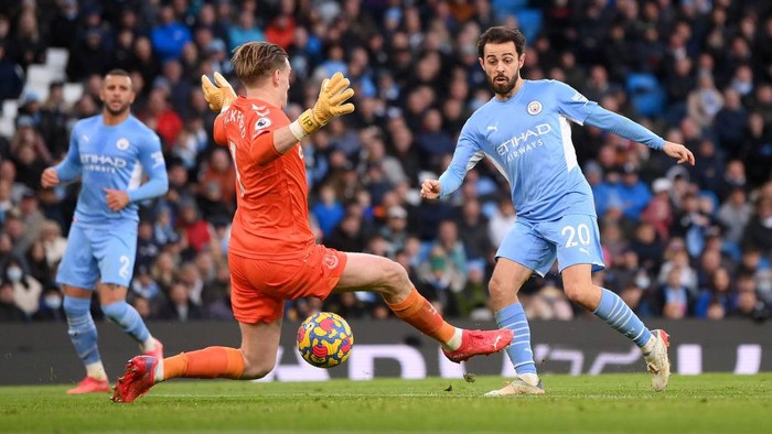 MANCHESTER, ENGLAND - NOVEMBER 21: Bernardo Silva of Manchester City scores their sides third goal past Jordan Pickford of Everton during the Premier League match between Manchester City and Everton at Etihad Stadium on November 21, 2021 in Manchester, England. (Photo by Laurence Griffiths/Getty Images)