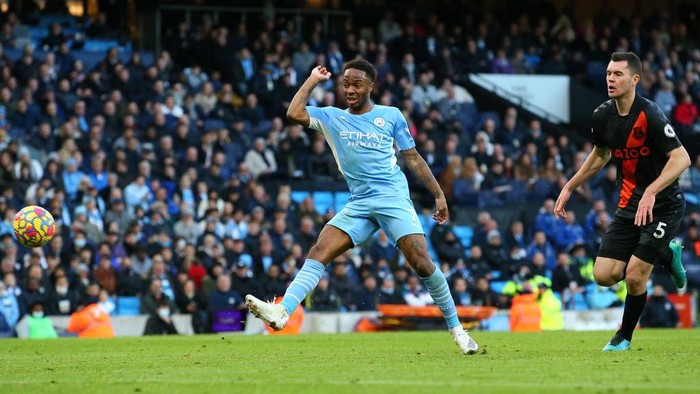 MANCHESTER, ENGLAND - NOVEMBER 21: Raheem Sterling of Manchester City scores their sides first goal during the Premier League match between Manchester City and Everton at Etihad Stadium on November 21, 2021 in Manchester, England. (Photo by Alex Livesey/Getty Images)