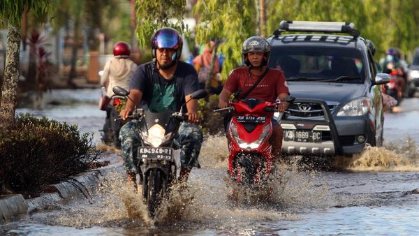 Menengok Aktivitas Warga di Sintang Saat Banjir Mulai Surut