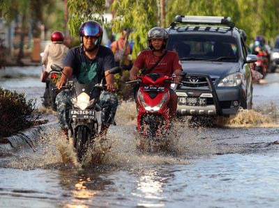 Menengok Aktivitas Warga di Sintang Saat Banjir Mulai Surut