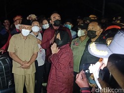 Malam-malam Mensos Risma Sambangi Bocah Korban Selamat Longsor Banjarnegara