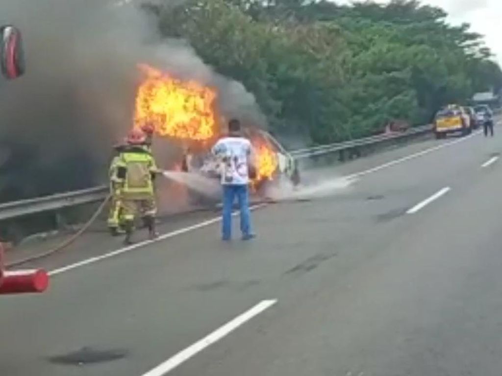 Duh! Mobil Chevrolet Habis Terbakar di Tol Cipularang