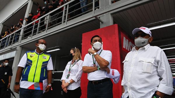 Momen Luhut Nonton Balapan WSBK di Sirkuit Mandalika