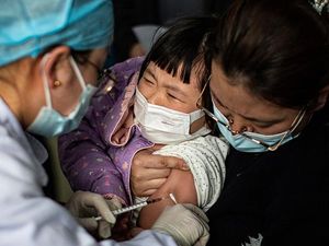 Nangis-Merem, Ragam Ekspresi Bocah di China Saat Divaksin COVID-19